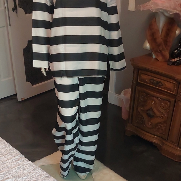Spirit Black and White Adult Jailbird Costume - Picture 5 of 10